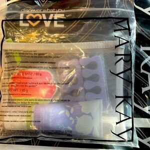 BNIB Mary Kay into the garden pedicure set-discontinued